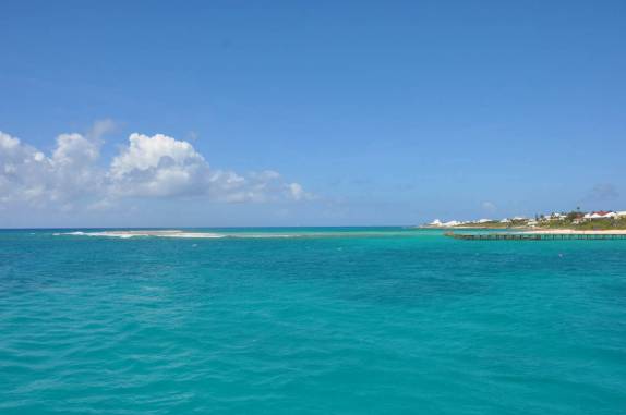 O mar azul no canal de Anguilla, no Caribe
